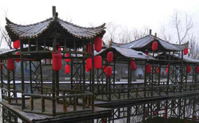 農(nóng)家樂紅燈籠的竹排